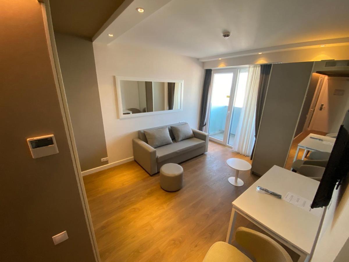Gq Apartments On First Line Batumi Esterno foto